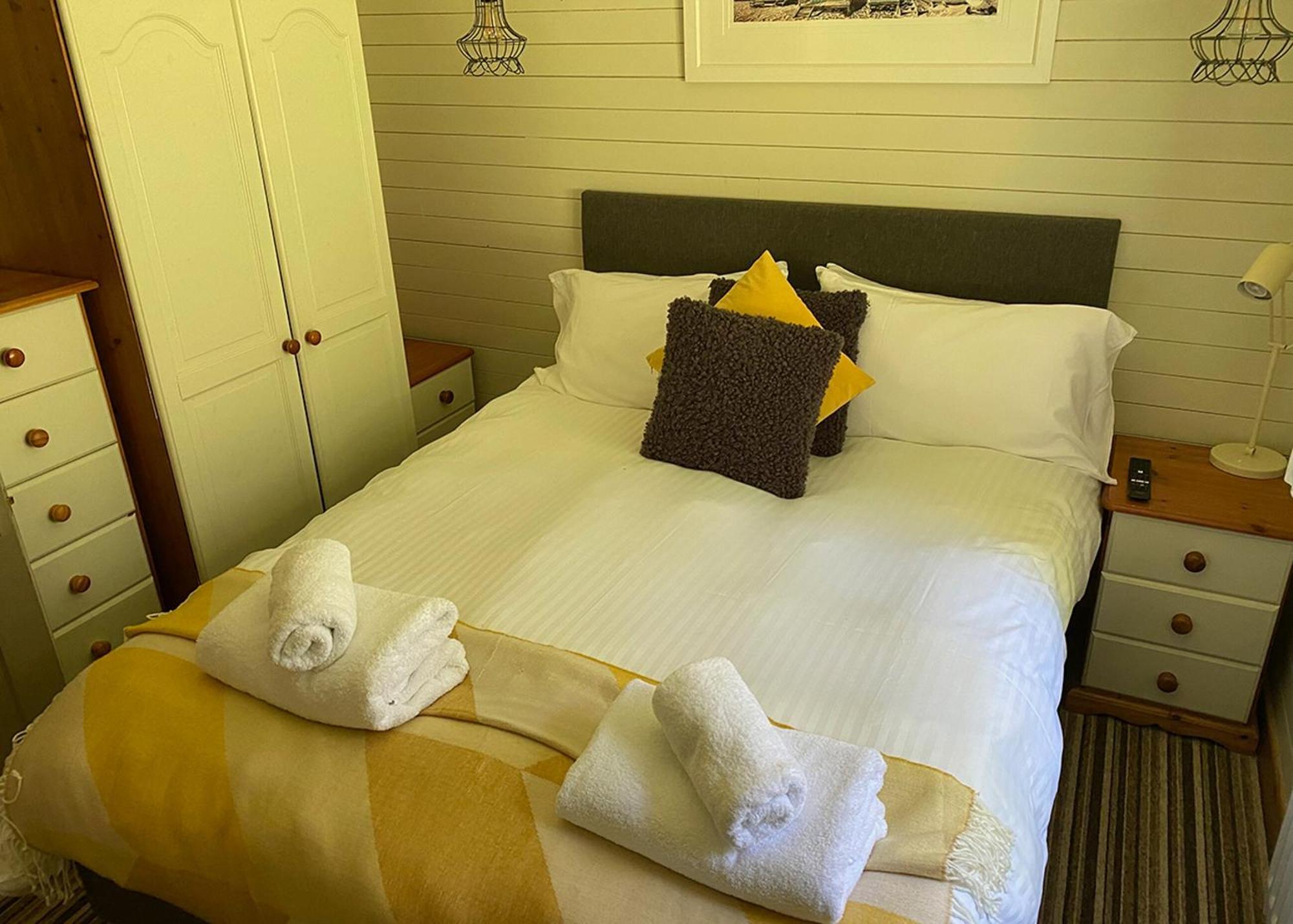 Ivyleaf Combe Lodges Stratton  Room photo